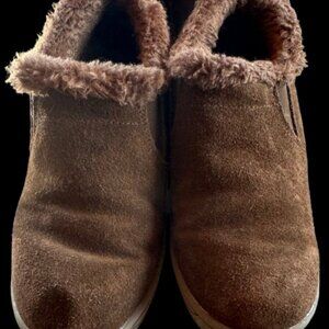 SALE: Woman's shoes, Minnetonka Women's suede - Size 7